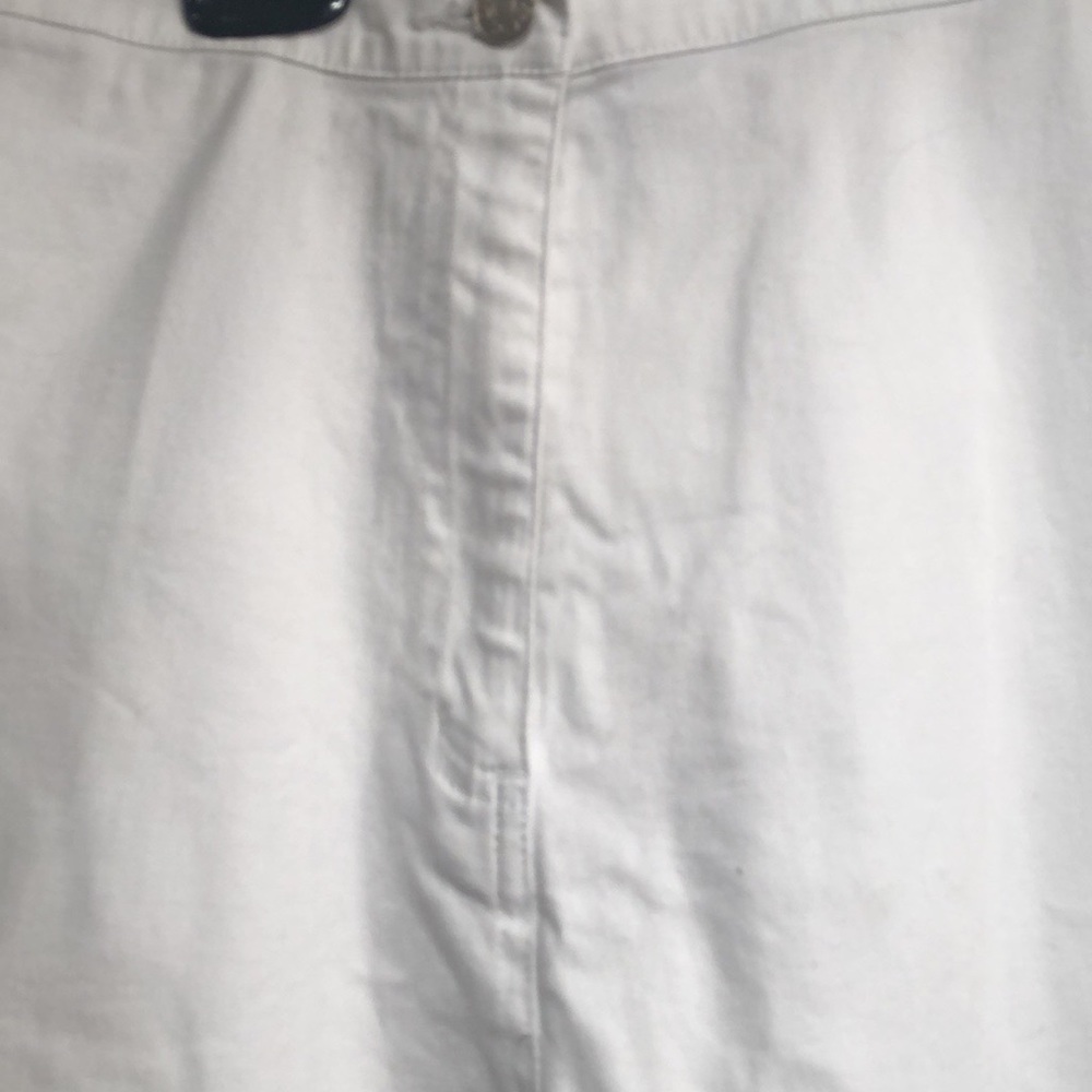 Denim & Co capris in white. With embroidery detail and a cotton blend size large - Picture 16 of 16